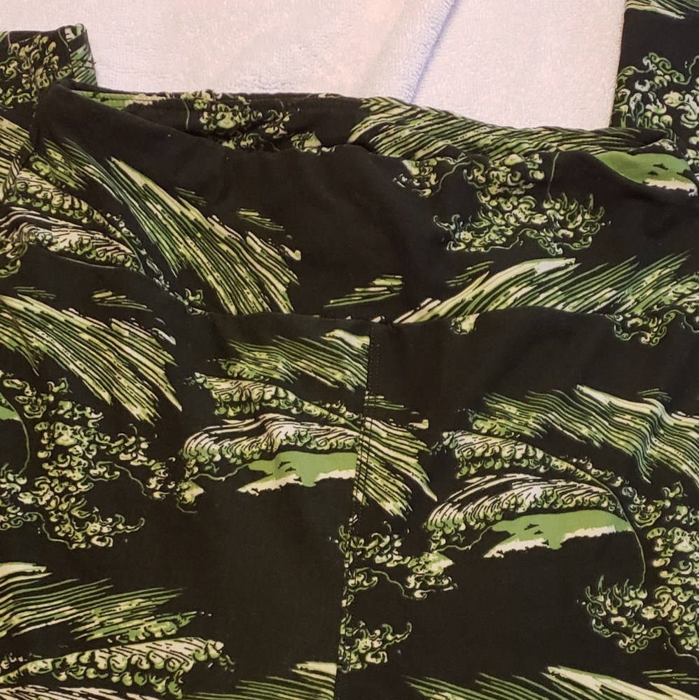 Lularoe OS leggings Black and green..